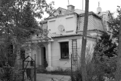 Dom przy ul. Srebrnogórskiej 11 Przedwojenna willa, nie objęta rejestrem zabytków.