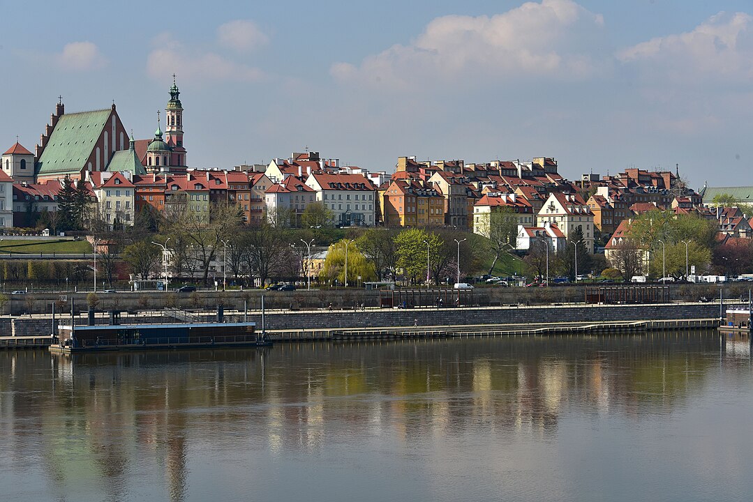 1079px-Old_Town_in_Warsaw_view_from_Vistula_2019a